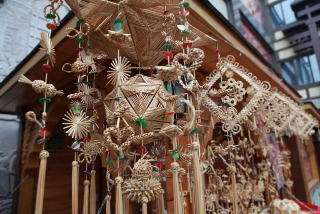 麥稈變廢為寶 農民巧手編織工藝品，年入千元創增收